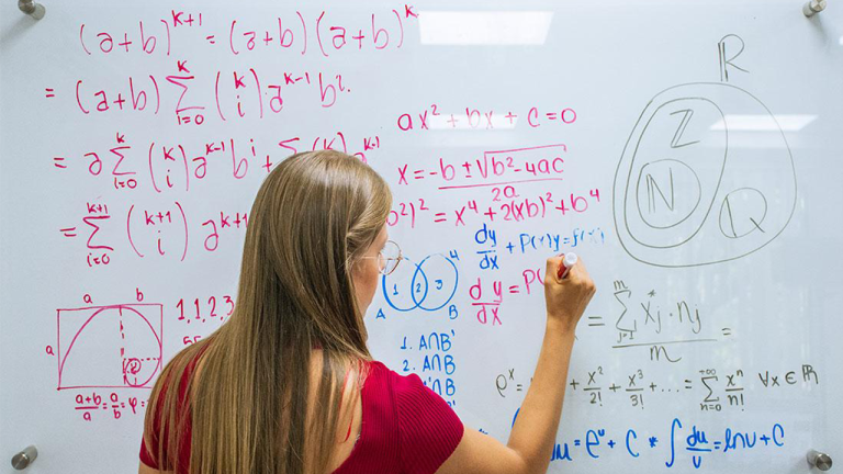 Concursos docentes para el Departamento Académico Matemática