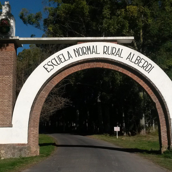 Presentan proyecto para mejorar estacionamiento y seguridad vial en la Escuela Alberdi