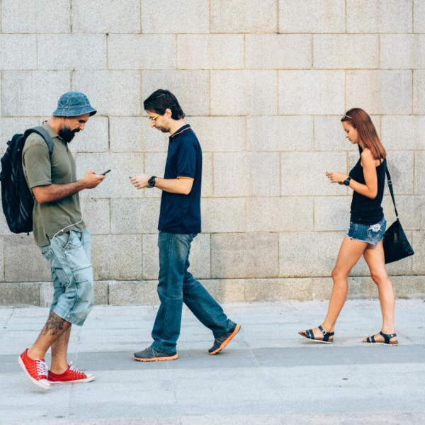 Estudiantes de la FIUNER investigaron los efectos del uso de smartphones en la caminata